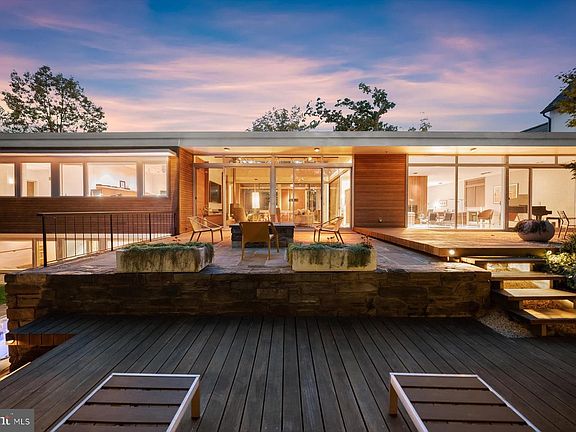 3rd image of 2533 N Ridgeview Rd