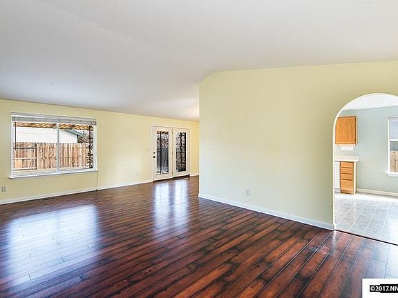 3rd image of 834 Columbine Dr