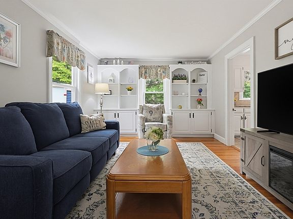 5th image of 24 Oak St
