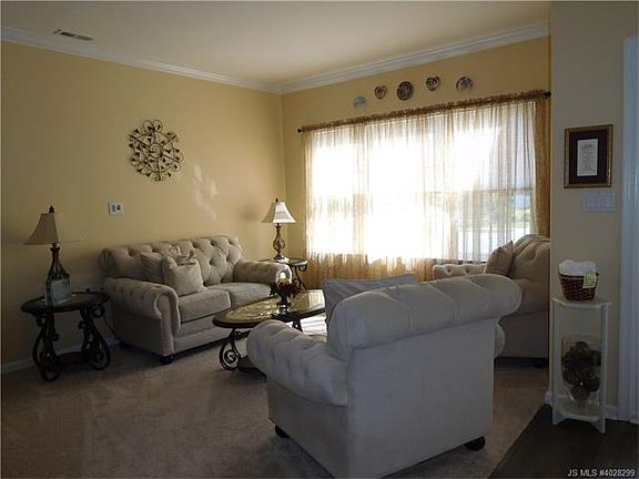 4th image of 33 Devereux Dr