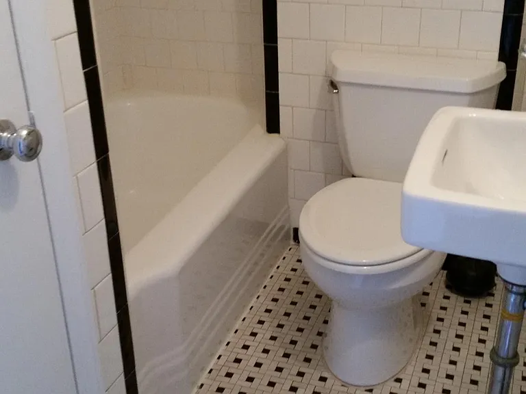 Main level full bath