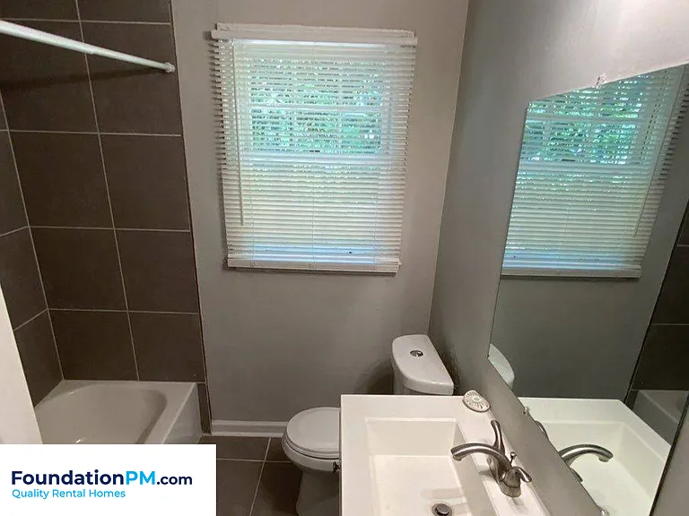 1684 Whitney Ave — Photo 6