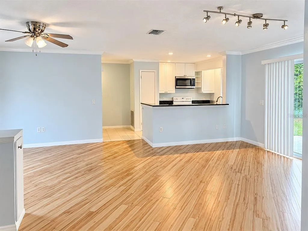 2 bed, 2.0 bath, 1354 sqft, $2,000 — Photo 3