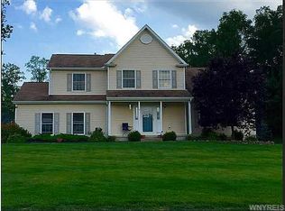 5 Hilltowne Dr, Orchard Park, NY 14127