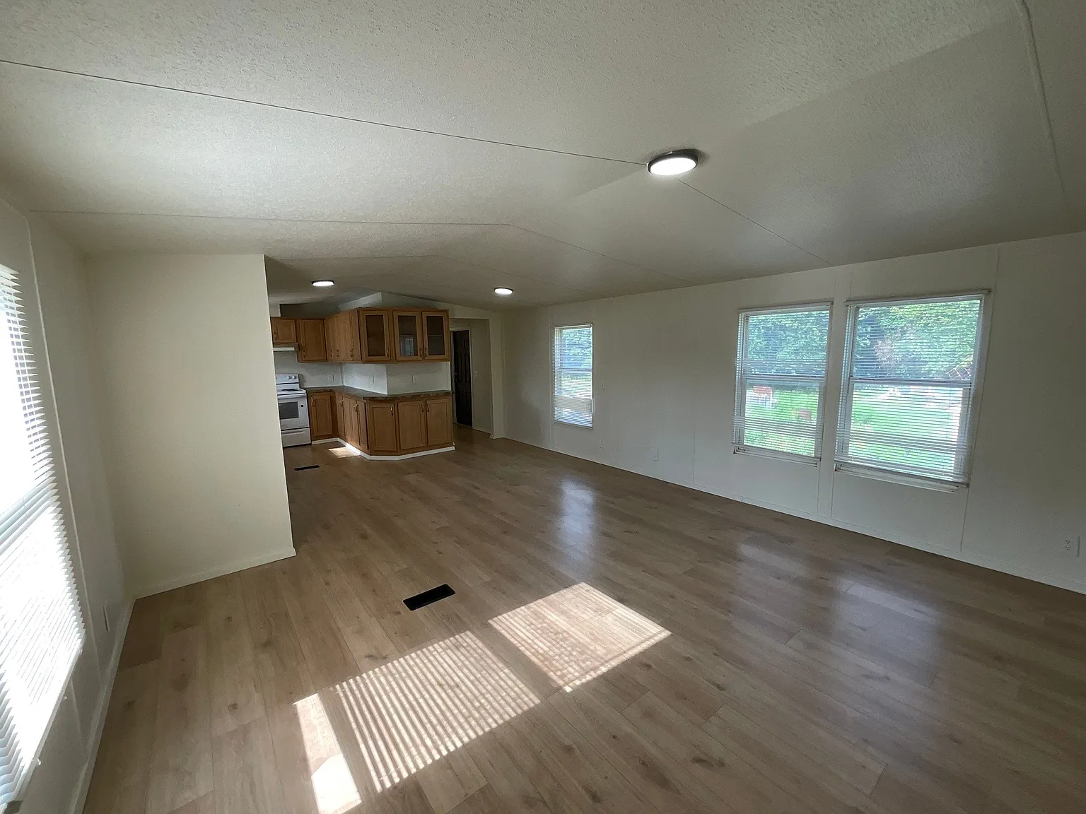 3 bed, 1250 sqft, $1,250 — Photo 2