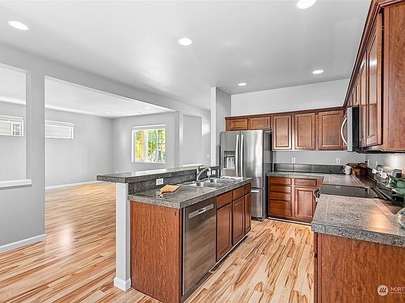 4th image of 360 Tremont Avenue