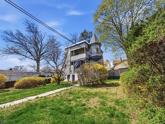 3rd image of 27 Longview St