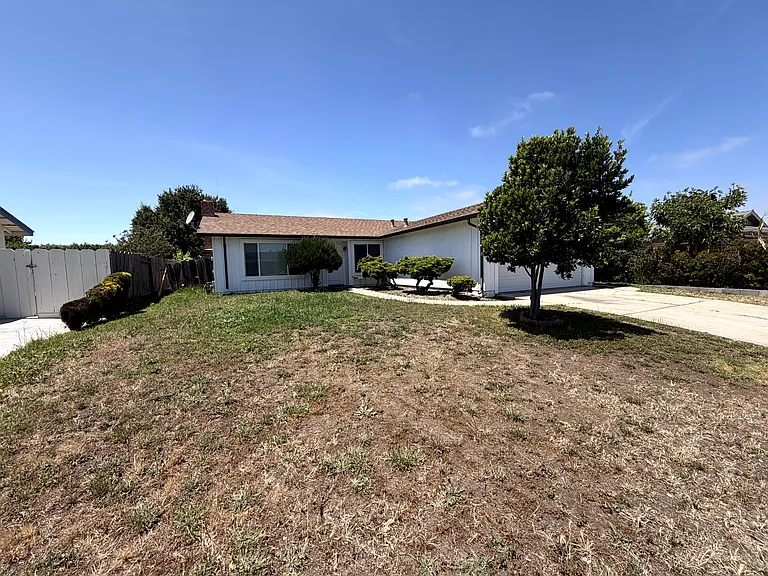 951 Sloat Dr — Photo 2