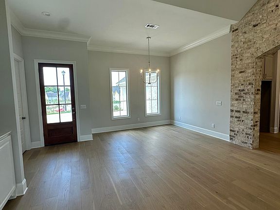 3rd image of 412 Maple Cv
