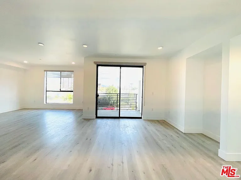 14612 Calvert St #404 — Photo 4