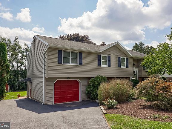 4th image of 434 Surrey Dr