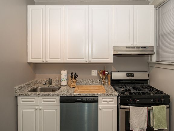 3rd image of 632 W Stratford Pl #S2