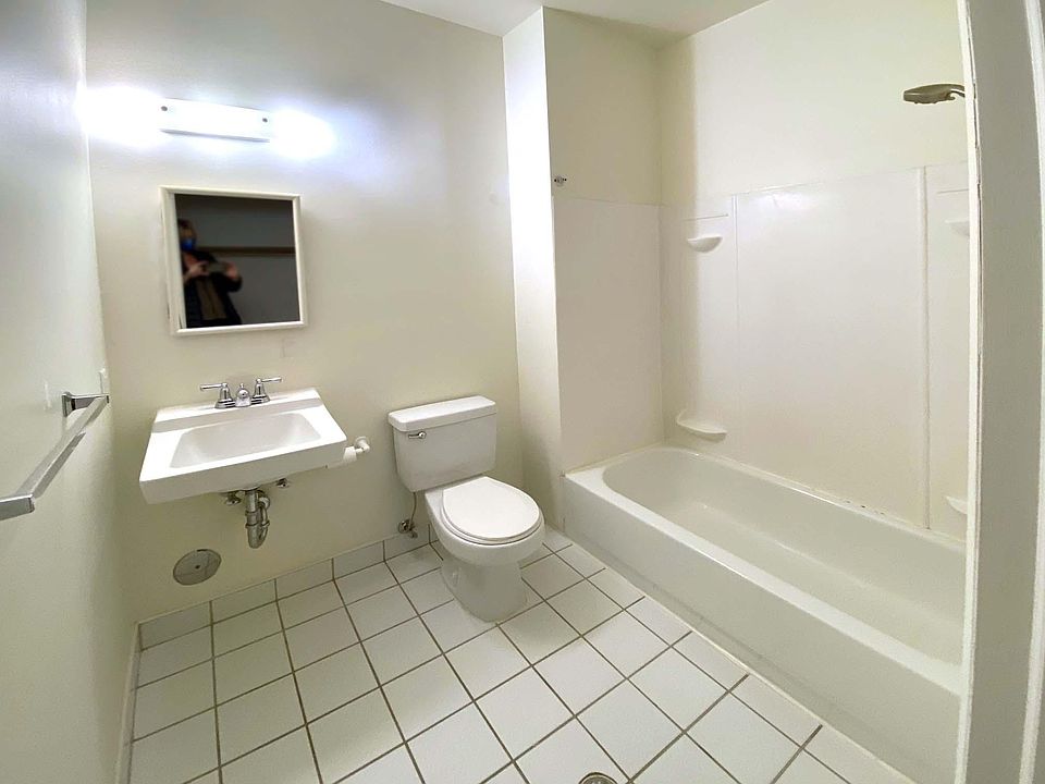 1st image of 4147 Cass Ave #400