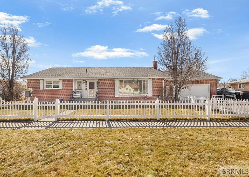 1st image of 325 W 1st St N