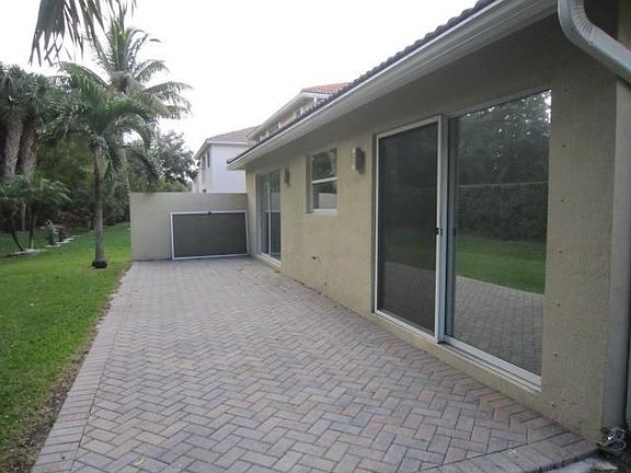 3rd image of 6300 Willoughby Cir