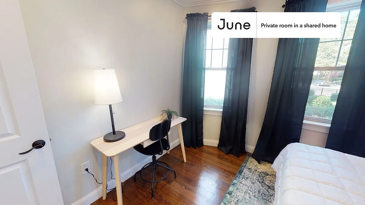 Queen bedroom in 4 bed/1.5 bath home in Brighton #569 D — Photo 2
