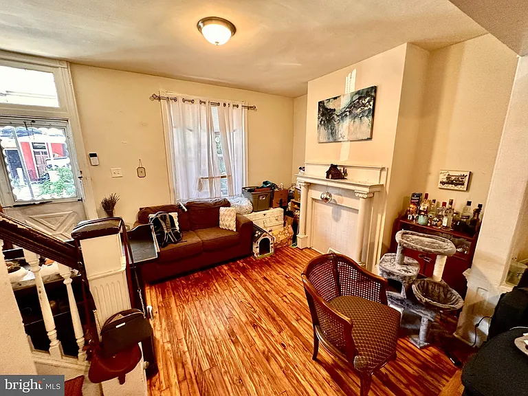 446 W Earlham Ter — Photo 3