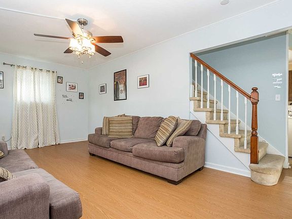 3rd image of 615 Winthrop Dr