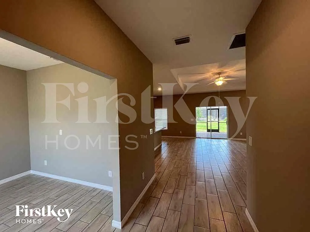 4 bed, 2.0 bath, 1805 sqft, $2,280 — Photo 2