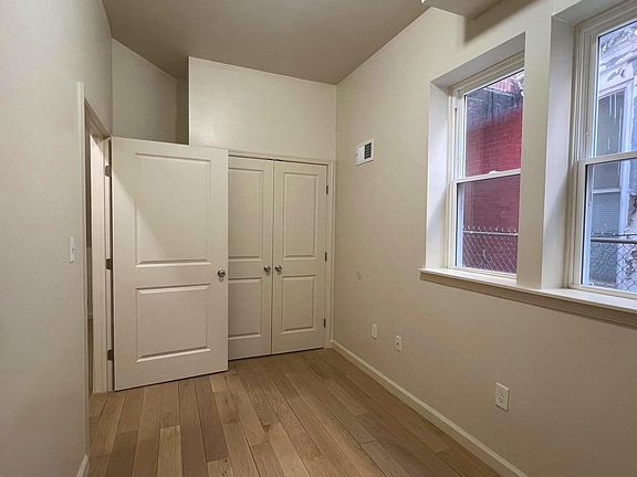 5th image of 1219 W Silver St
