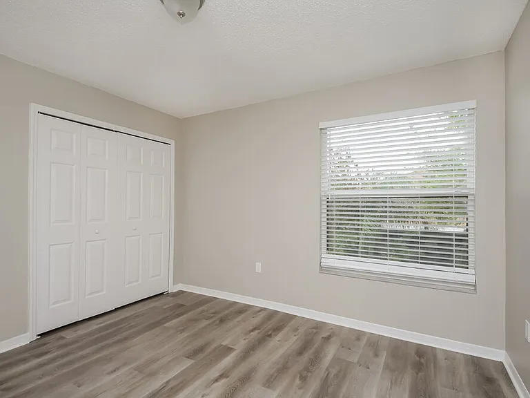 553 Brentford Ct — Photo 12