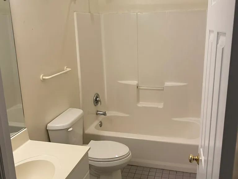 1221 W Nelson St #1F — Photo 5