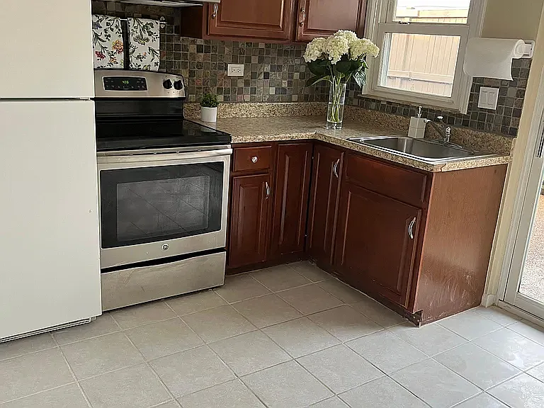 550 W Palatine Rd — Photo 40