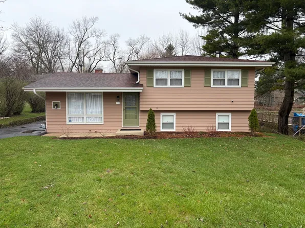 202 Hickory Rd, Oakwood Hills, IL 60013