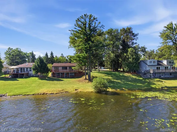 1675 Highland Park Dr, Highland, MI 48356