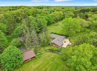 W337S5026 Chipmunk Ln, Dousman, WI 53118