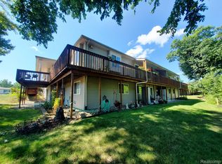 1011 Parkwood Dr, Grand Blanc, MI 48439