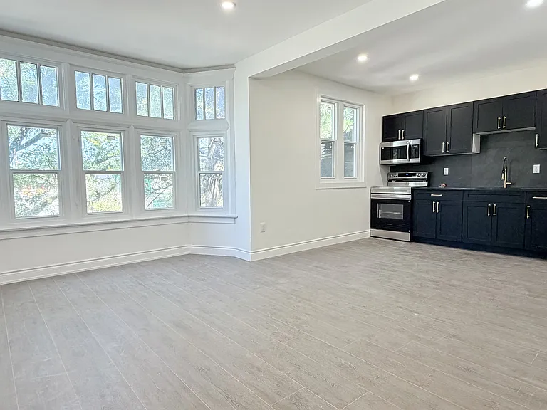 691 Ouellette Ave #6 — Photo 3