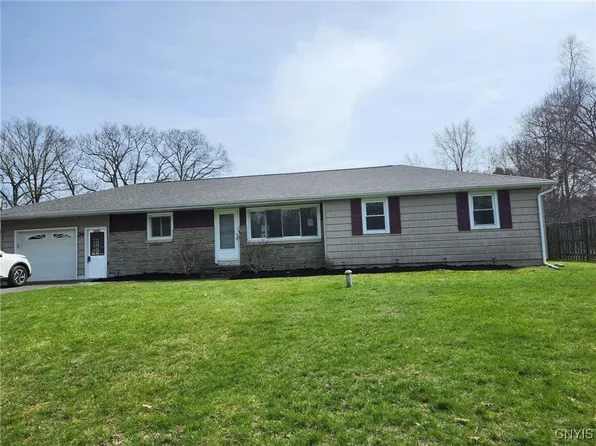 24 Memory Ln, North Syracuse, NY 13212