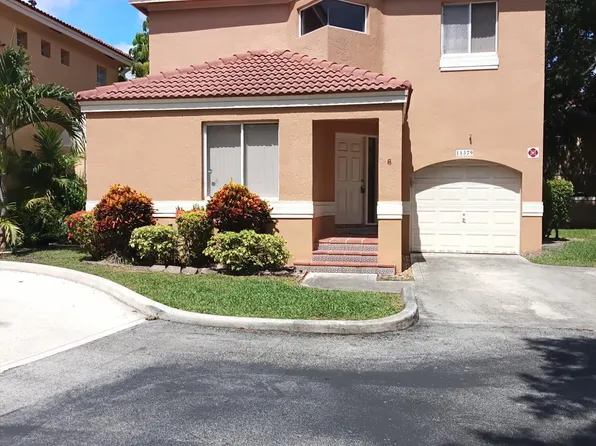 11379 Lakeview Dr, Coral Springs, FL 33071