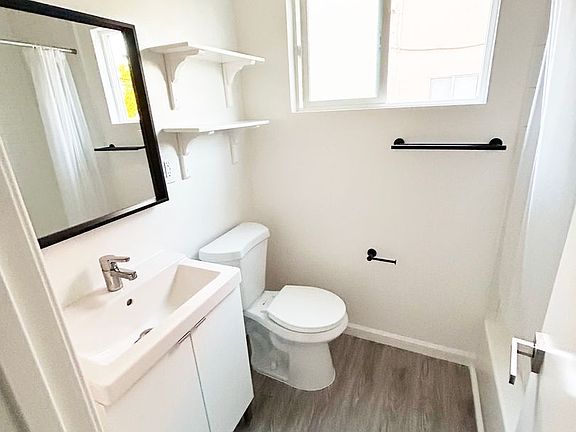 5th image of 4959 Romaine St #9