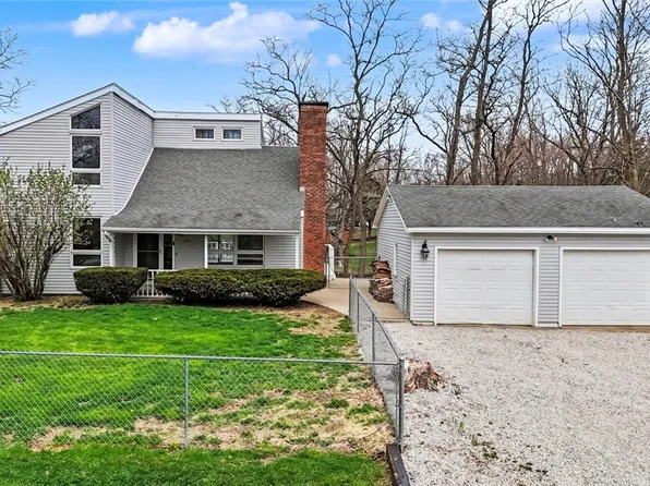 304 Eagle Bluff Dr, Oakwood, IL 61858