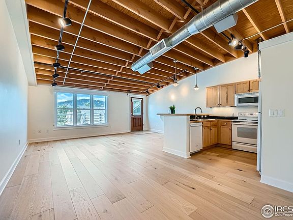 5th image of 1941 Pearl St #303