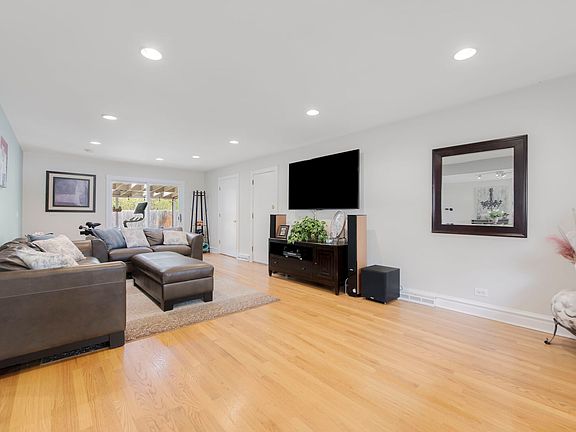 4th image of 320 Park Dr