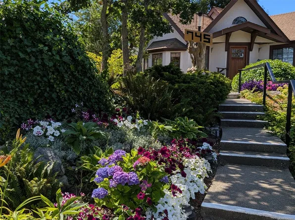 745 Middleton St, Saanich, BC V9A 2E1