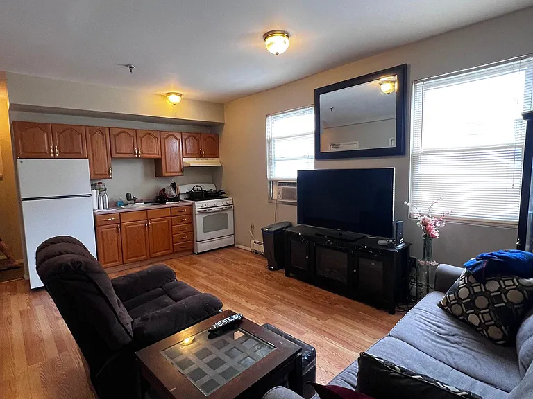 98 Walnut St — Photo 2
