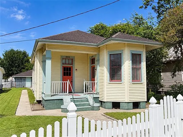 1 bed, 1.5 bath, 750 sqft, $1,300 — Photo 2