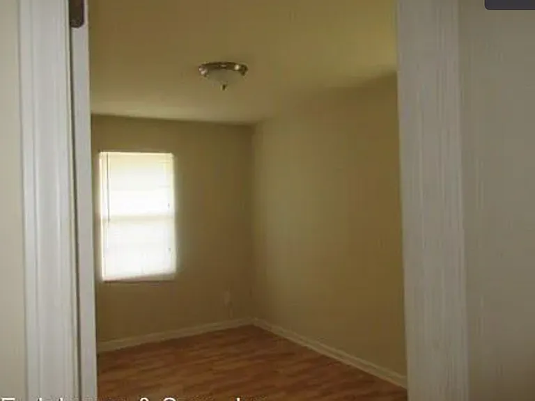1626 N Chestnut St — Photo 4