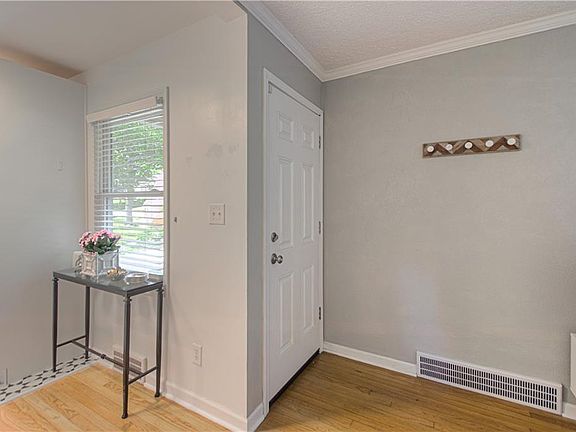 3rd image of 5213 W 51st St