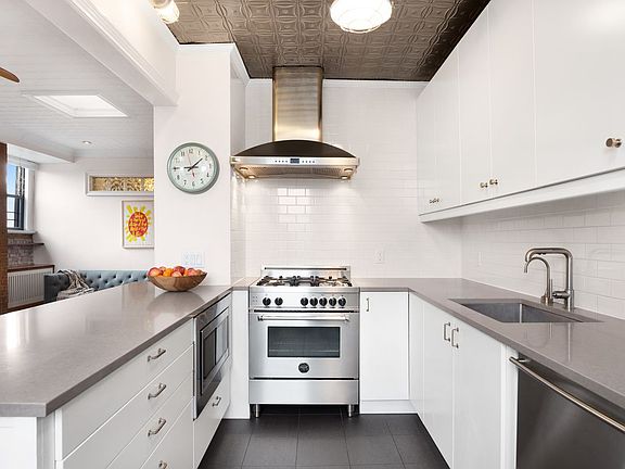 3rd image of 590 Henry St APT 4