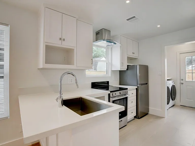 6109 N Main St — Photo 6