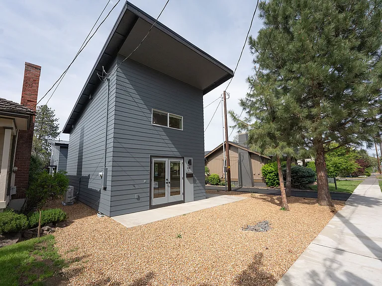 138 NW Hawthorne Ave #A — Photo 2