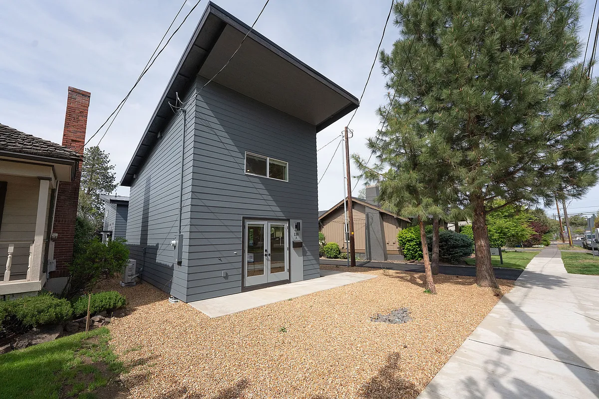 Building Photo - 138 NW Hawthorne Ave #A