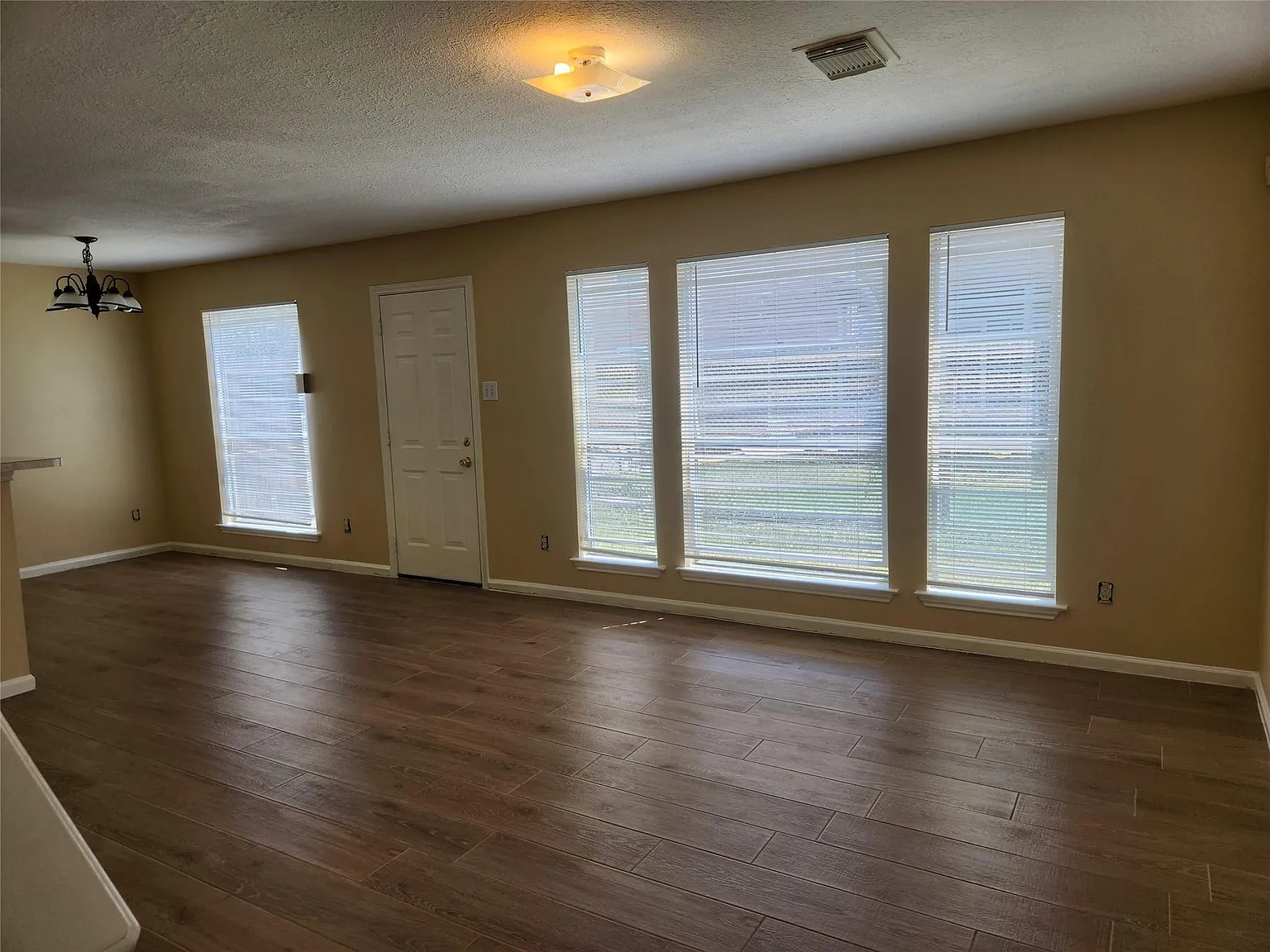 4 bed, 2.5 bath, 1353 sqft, $1,700 — Photo 3