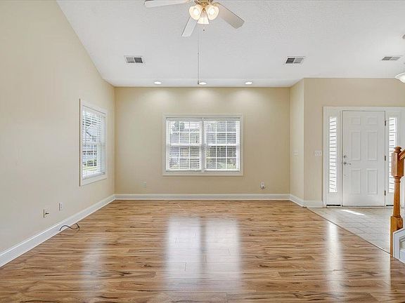 4th image of 230 Meadow Dr