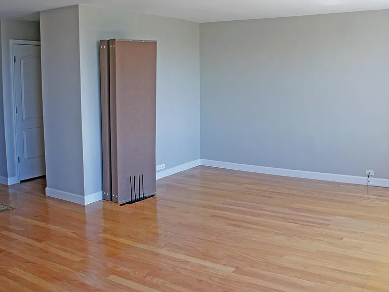 Sleeping alcove (screen not included).
